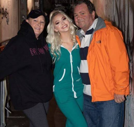 Jordyn Jones with her mother, Kelly Jones, and father, Tim Jones.